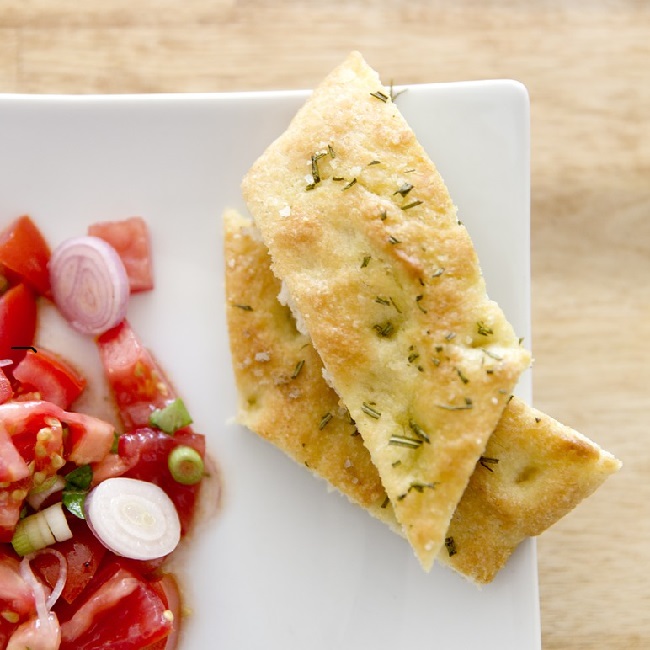 Focaccia z pomidorkami, bazyli� i oliwkami