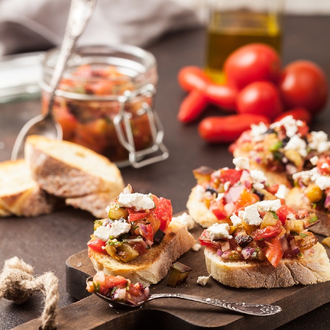 Grzanki z sals� i kozim serem