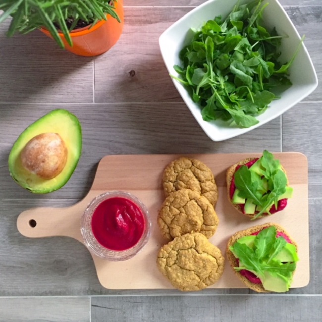 Bu�eczki jajeczne z rozmarynem i m�k� z pestek dyni.