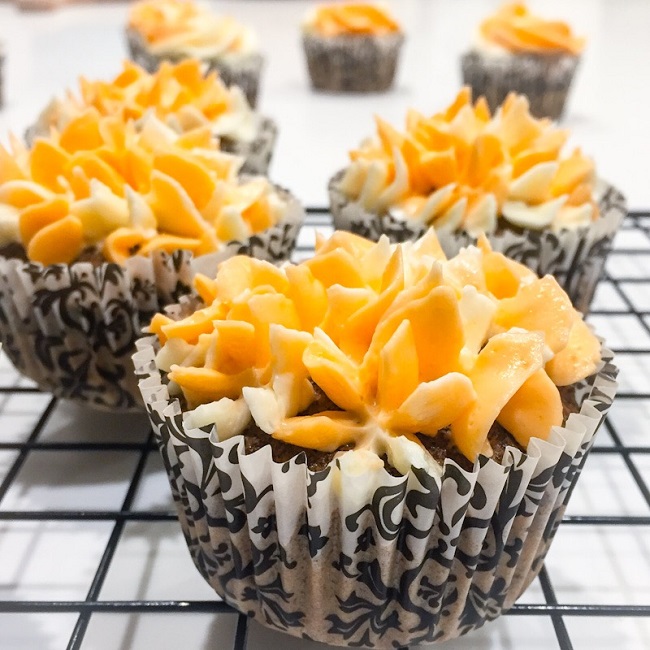 Muffinki makowe z kremem cytrynowym