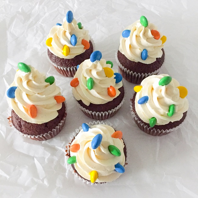 Bia�e muffinki choinki