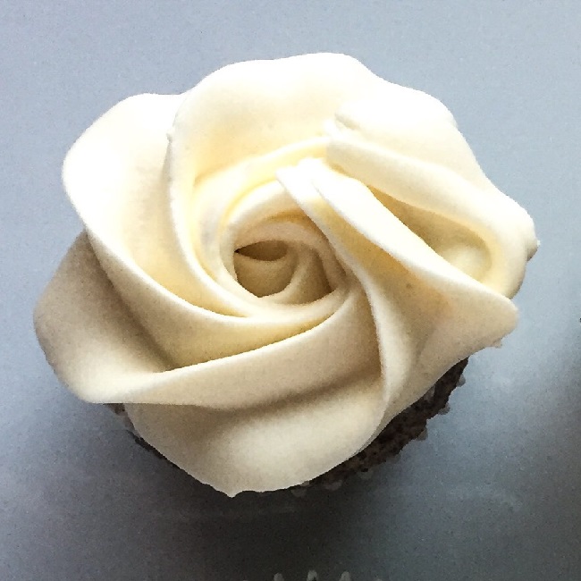 Krem ma�lany na bezie szwajcarskiej z bia�� czekolad�