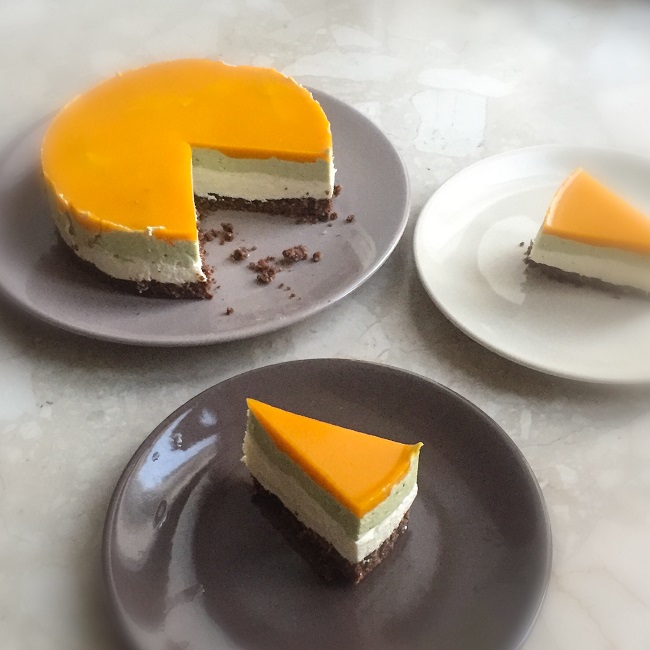 Sernik na zimno z pistacjami i mango