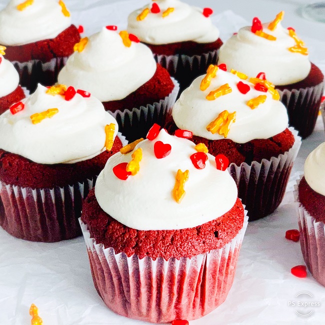 babeczki red velwet z cream cheese frosting i kolorow� posypk�