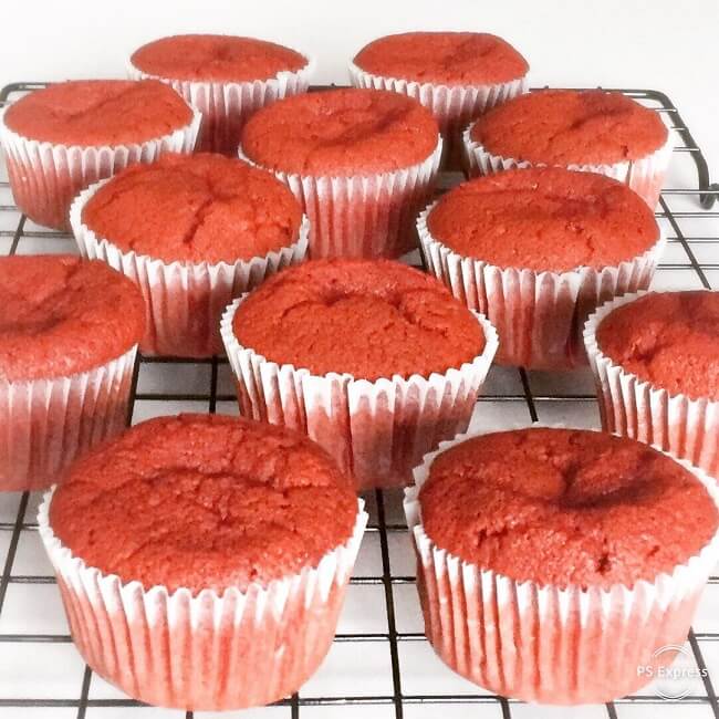 babeczki red velvet na kratce do studzenia ciast Wilton