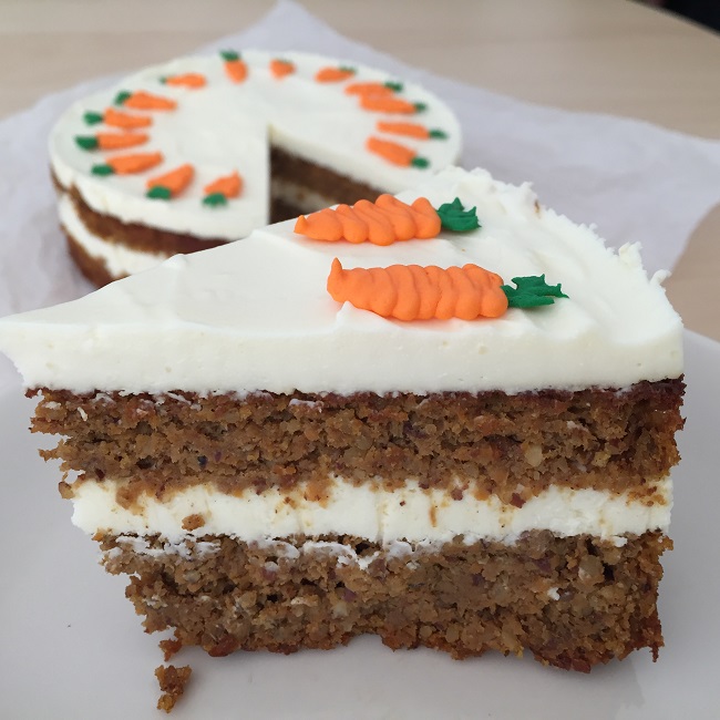 kawa�ek ciasta marchewkowego z kremem twarotowym