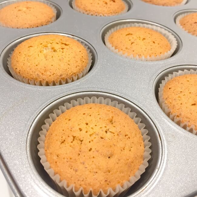 Forma do pieczenia muffin&oacute;w RR Wiltona z muffinkami