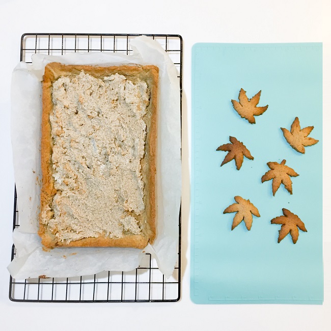 Wyk�adanie bezy orzechowej na bezglutenowy sp&oacute;d  mazurka