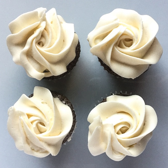 rozetki z kremu ma�lanego na bezie szwajcarskiej z bia�� czekolad�