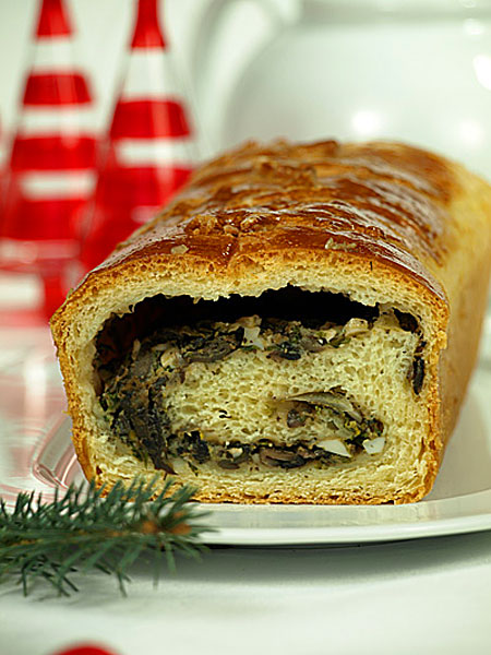 Kulebiak z nadzieniem z pieczarek i jajek