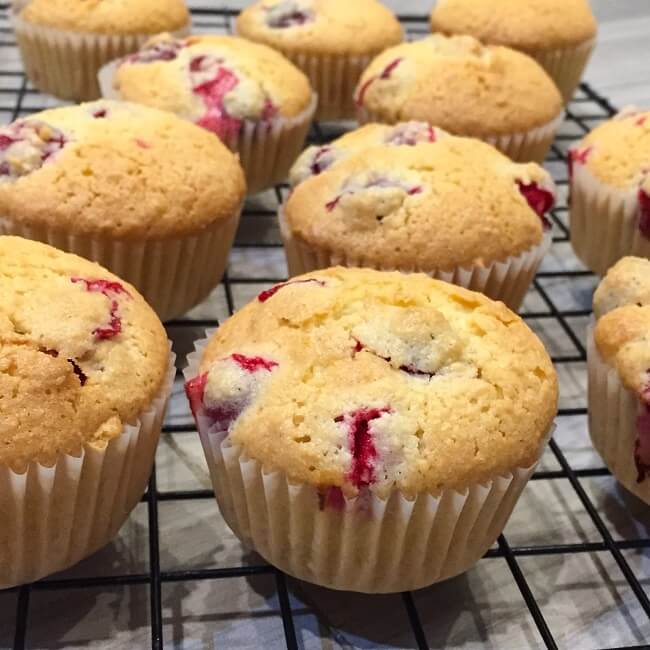 gotowe muffiny na kratce do studzenia