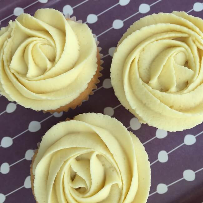 muffiny kokosowe z �urawin� z ganache z bia�ej czekolady