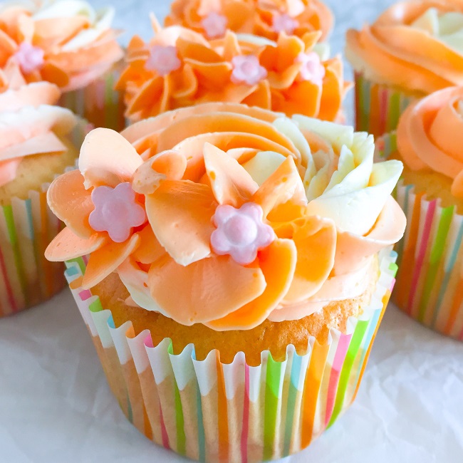 Muffiny migda�&oacute;wo-cytrynowe z kremem ma�lanymy na bezie szwajcarskiej