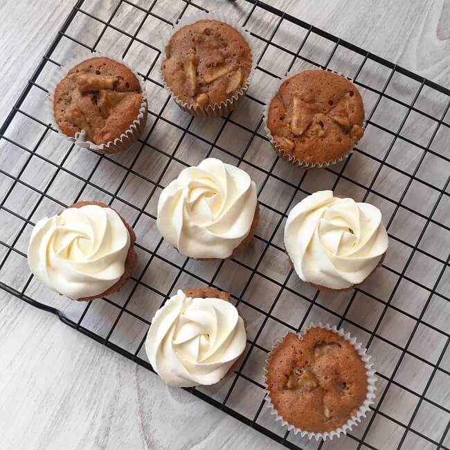 muffiny z jab�kami i bit� �mietan�