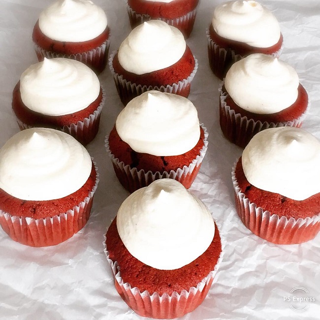 babeczki red velvet z kremem z serka kremowego - cream cheese frosting