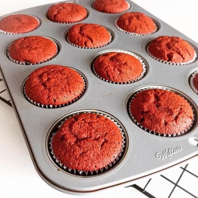 babeczki red velvet w formie do muffin&oacute;w Wilton