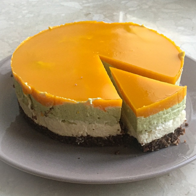 sernik na zimno z serka ricotta z pistacjami i galarenk� mango