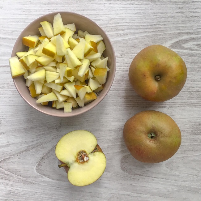 jab�ko kroimy na drobne kawa�ki