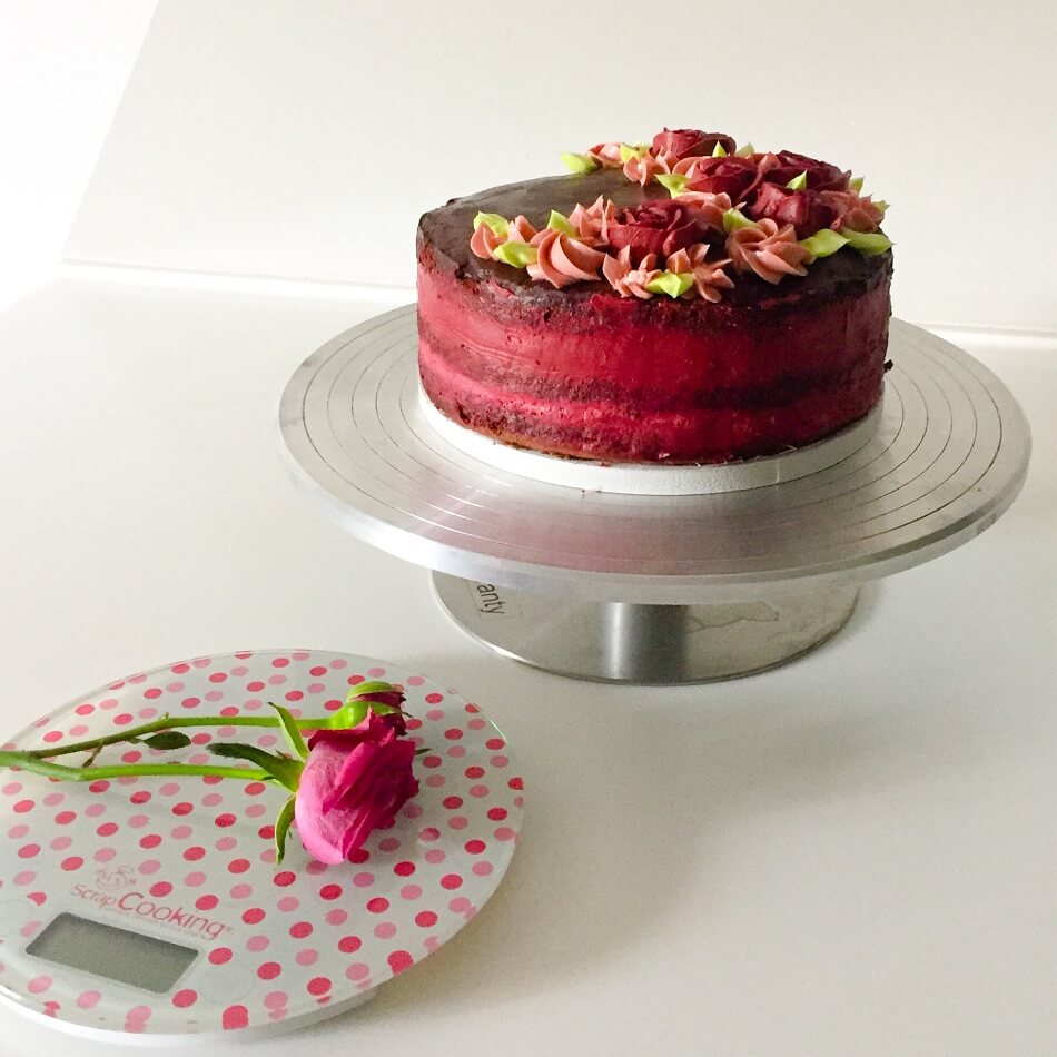 tort wi�niowo-czekoladowy na obrotowym talerzu do Dorosia