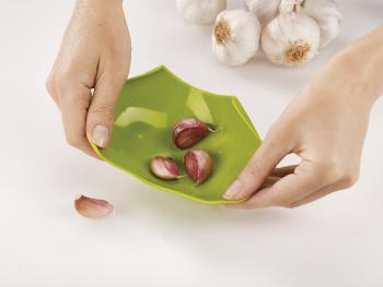 Silikonowy obierak do czosnku Scroll, kolor: grafitowy - Joseph Joseph