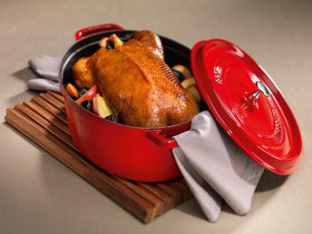 Garnek eliwny emaliowany owalny czerwony (pojemno 5,5 litra) - La Cocotte - Staub 