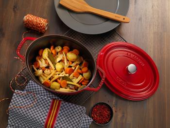 Garnek eliwny emaliowany owalny czerwony (pojemno 5,5 litra) - La Cocotte - Staub 