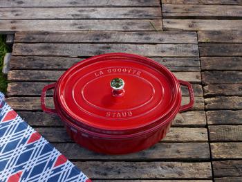 Garnek eliwny emaliowany owalny czerwony (pojemno 5,5 litra) - La Cocotte - Staub 