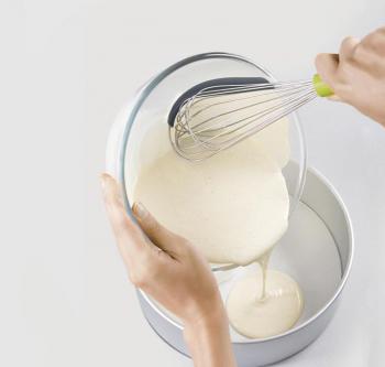 Trzepaczka z silikonow� kraw�dzi� do czyszczenia grafitowa - Joseph Joseph 
