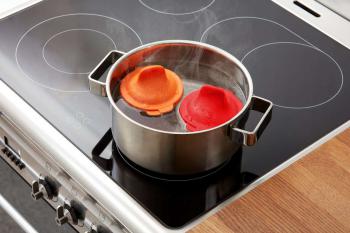 Foremka silikonowa do gotowania jajek w koszulkach, czerwona - Lekue