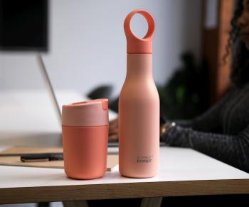 Kubek podr�ny (pojemno��: 340 ml), koralowy - Joseph Joseph