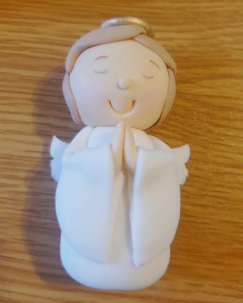 Figurka z masy cukrowej kl�cz�cy ch�opczyk, anio�ek - Mill Art