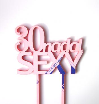 Topper z plexi napis 30 nadal Sexy, czerwony - Mill Art