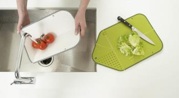 Deska do krojenia bia�a - RINSE&CHOP - Joseph Joseph